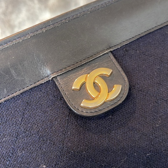 ❤️SOLD❤️ Authentic Vintage Chanel Clutch in black/navy Clutch - Picture 12 of 12